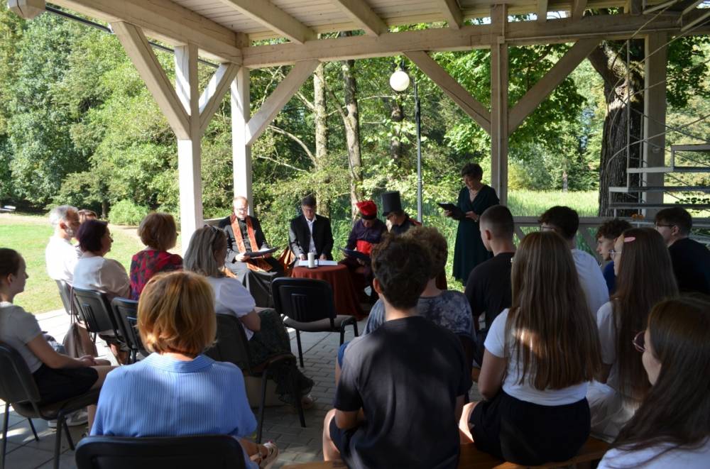 Narodowe Czytanie w parku gminnym