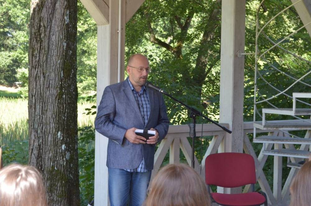 Narodowe Czytanie w parkowej altanie